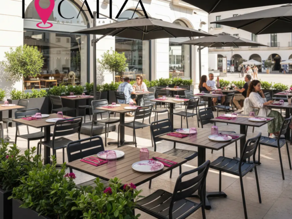 Terraza y veladores de un negocio de hostelería en Sanlúcar de Barrameda, bien iluminada y con mobiliario moderno.